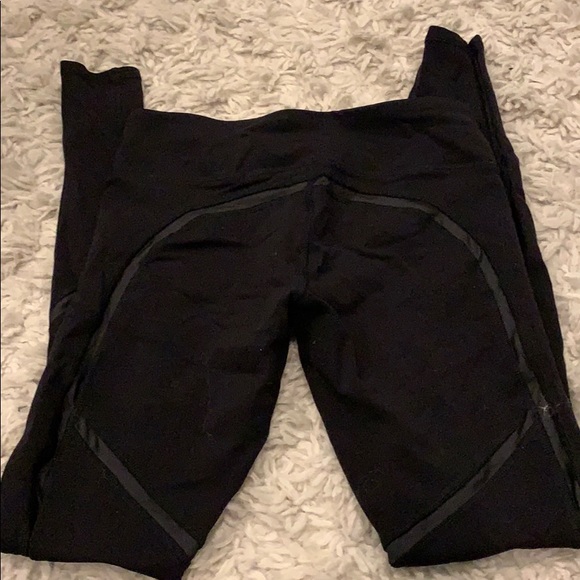 ALO yoga laced legging - Picture 6 of 6